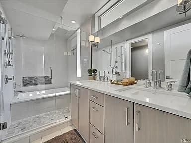 Bathrooms design by C3H Construction
